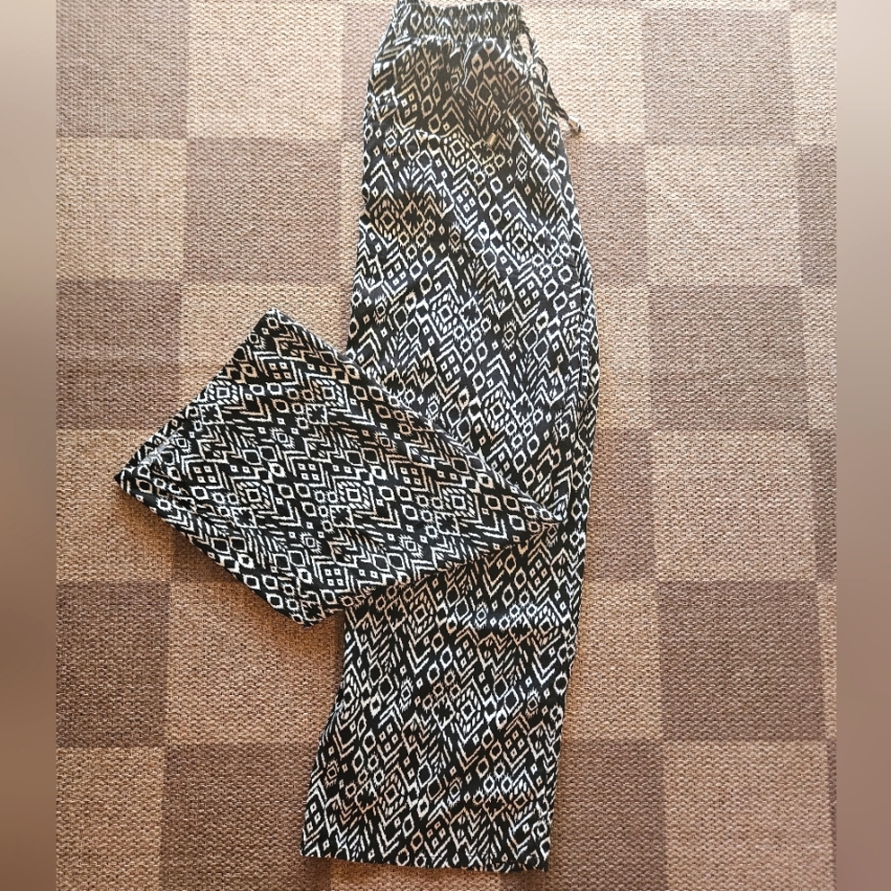 Love Wish Flowy Pants ,size M 🖤🤍